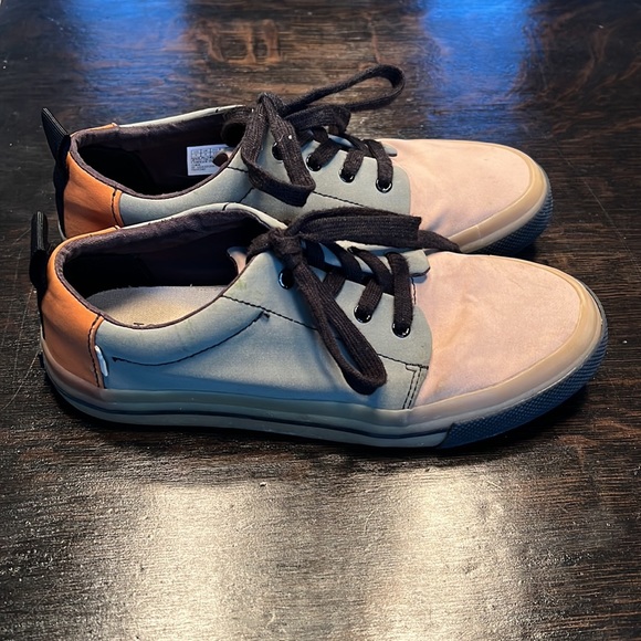 Tom’s boys shoes - Picture 2 of 4